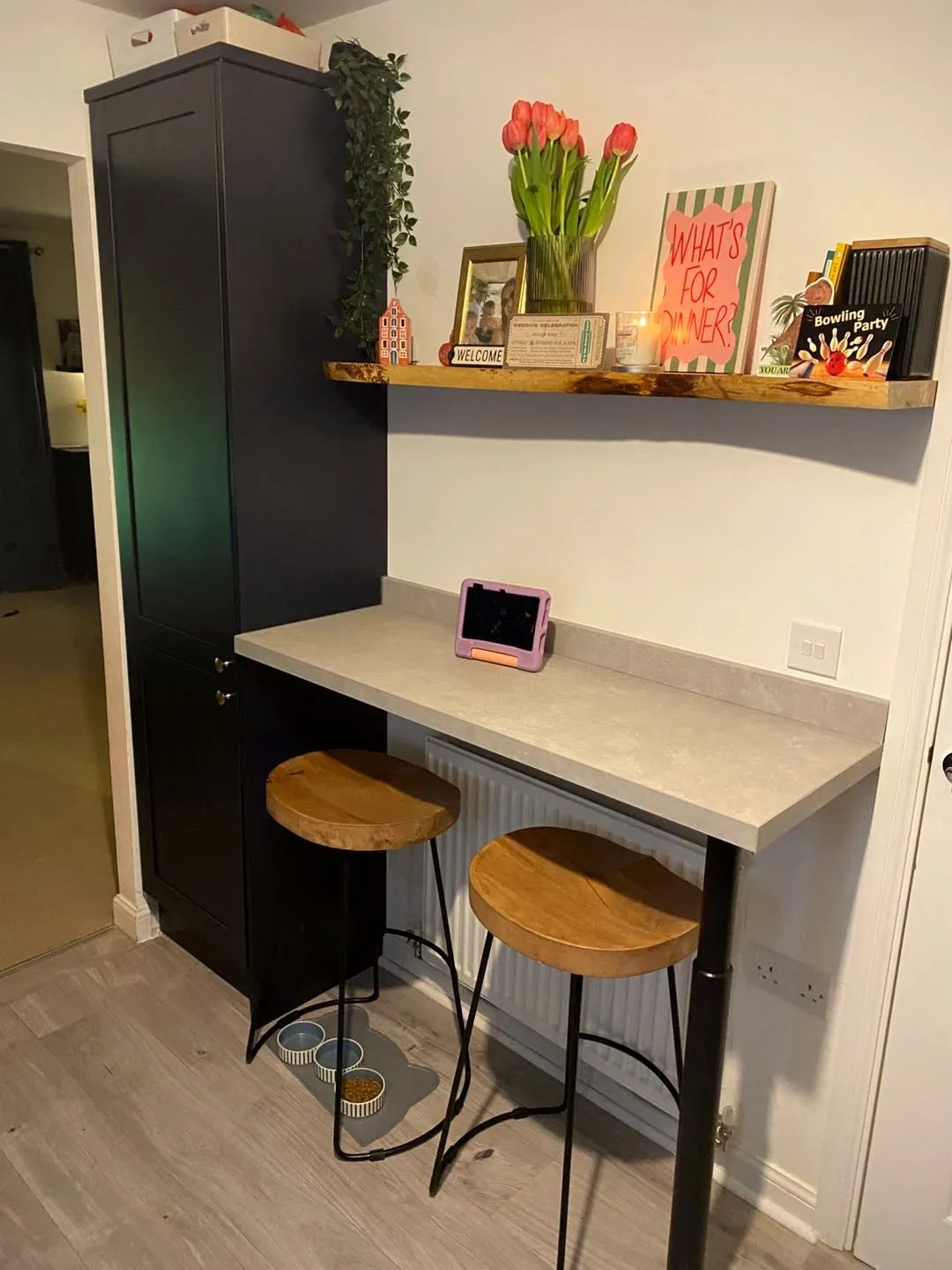 Live-edge breakfast bar